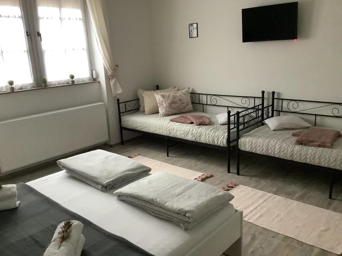 Ezuest Boroka Apartman Eger Exteriör bild
