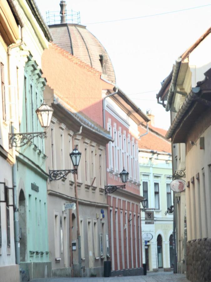 Ezuest Boroka Apartman Eger Exteriör bild