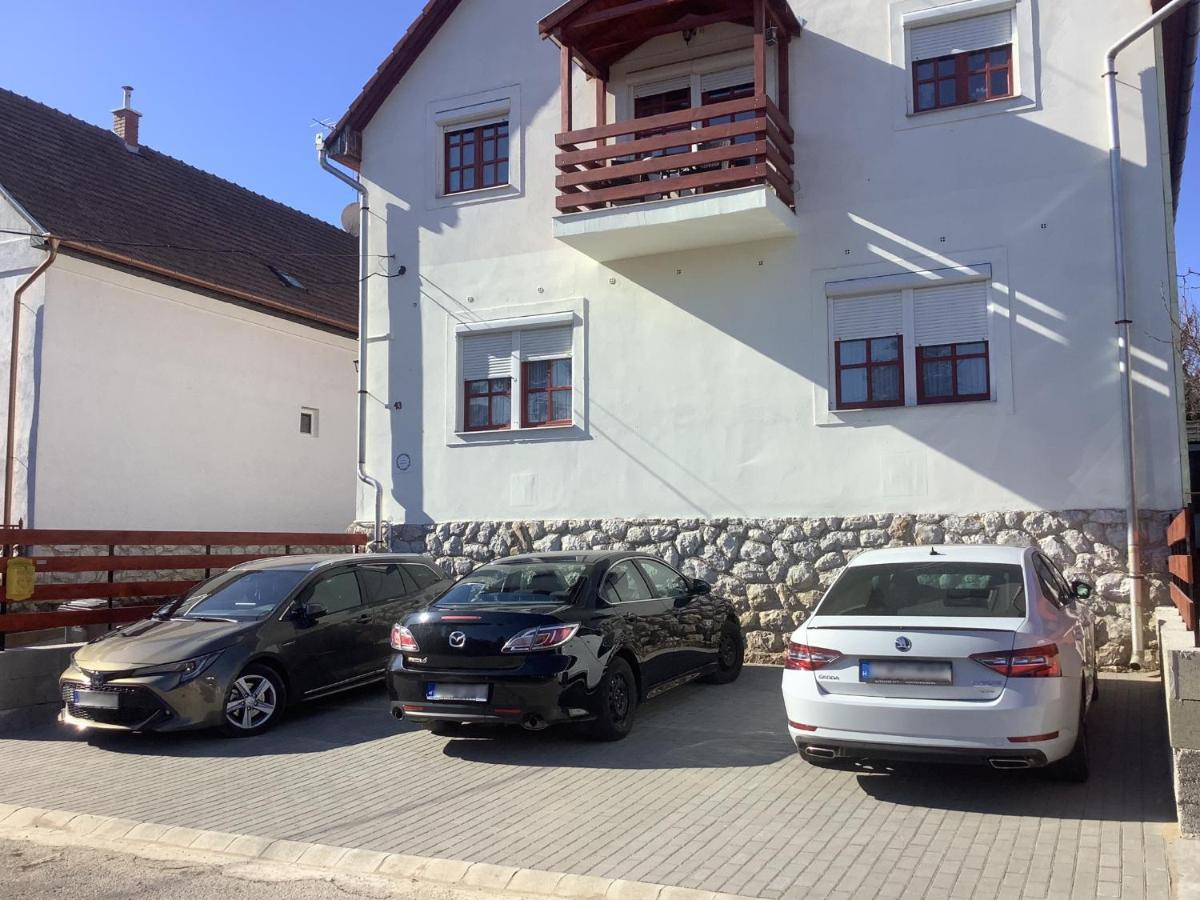 Ezuest Boroka Apartman Eger Exteriör bild